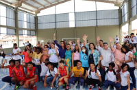 Foto numa quadra de esportes de alunos e gestora da Escola Luís Alves Ferreira e demais participantes da roda de conversa sobre trabalho infantil doméstico