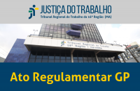 Fachada do TRT ao centro, tarja cinza no topo com a logomarca da Justiça do Trabalho no Maranhão e tarja azul escuro abaixo com a inscrição Ato Regulamentar GP em amarelo.