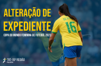 Imagem de fundo azul transparente, mostrando torcida e jogadora da Seleção Brasileira de braços abertos. Em destaque, à direita e sem transparência, jogadora com a camisa 16, de costas. À esquerda, textos em amarelo e branco sobre o tema da notícia. No canto inferior esquerdo, logomarca do TRT-16 na versão branca.