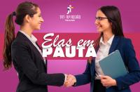 Imagem de duas mulheres se cumprimentando, dando aperto de mãos, sobre fundo de cor rosa. Texto escrito ELAS EM PAUTA, de forma centralizado. Na parte superior da imagem, de forma centralizada, logomarca do TRT-16.