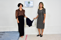 Presidente do TRT-16, desembargadora Márcia Farias (à direita), descerra a placa de inauguração das novas instalações do Arquivo de Imperatriz na companhia da juíza Liliane de Lima (titular da 1a Vara do Trabalho de Imperatriz).