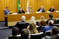 A imagem mostra a composição de mesa de honra de um auditório em que estão sentados o ministro Vieira de Mello, novo corregedor-geral eleito da Justiça do Trabalho, a ministra do TST Dora Maria da Costa, o presidente do Coleprecor, desembargador Eridson João Fernandes Medeiros, presidente e corregedor do TRT-RN e o desembargador Clóvis Valença Alves Filho do TRT-7.  