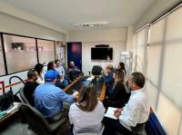 Foto de servidores do TRT16 sentados em reunião com representantes de empresas e do Sindicato dos Trabalhadores da Construção Civil (SINDCONSTRUCIVIL).