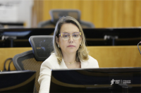 A foto mostra a presidente do TRT-16 desembargadora Márcia Andrea Farias no centro da imagem. Ela esta sentada em frente ao computador. 
