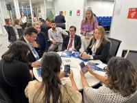 Imagens de pessoas reunidas em uma mesa de trabalho. A imagem também mostra a desembargadora Solange Cristina participando do encontro. 