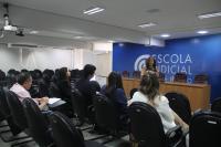 Imagens mostra servidores e magistrados sentados no auditório da Ejud. Ao fundo, a imagem da juíza Maria do Socorro Almeida de Sousa, titular da Vara do Trabalho de Timon.