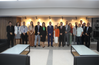 Foto da presidente do TRT-16, desembargadora Márcia Andrea Farias, com integrantes da CAIXA e de servidores do TRT-16