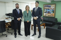 Foto mostra a presidente do TRT-16, desembargadora Márcia Andrea Farias. Ao lado dela o procurador-chefe do MPT-MA, Maurício Pessoa e o procurador Rafael Mondego