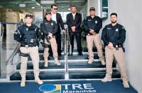 Foto mostra agentes da Polícia Judicial do TRT-MA em posição de guarda na sede do TRE-MA