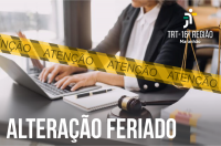 Recorte da foto de um homem, usando terno escuro e camisa social branca, digitando em um notebook que está sobre uma mesa. Em primeiro plano, faixa amarela na diagonal, onde se lê ATENÇÃO. No canto superior direito, logomarca do TRT-16 e no canto inferior esquerdo, texto escrito na cor branca ALTERAÇÃO FERIADO.