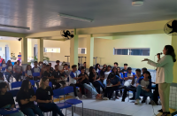 Foto mostra a juíza Liliana Bouéres palestrando para estudantes da rede pública em Barreirinhas