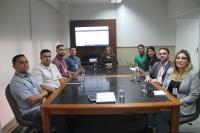 Foto mostra reunião com a diretora-geral Fernanda Marques e servidores. 