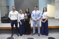 Foto mostra em destaque a coordenadora da EJUD e juíza substituta da 6ª Vara do Trabalho de São Luís, Carolina Burlamaqui, com o procurador do Trabalho Rafael Mondego, a Luana Maciel secretária executiva da EJUD.