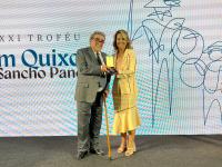 Foto em destaque a presidente do TRT-16 desembargadora Márcia Andrea Farias ao lado do ministro Aluysio Corrêa - presidente do TST. Eles seguram uma medalha. 
