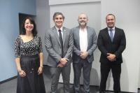 Foto mostra a juíza Carolina Burlamaqui e o juiz Carlos Eduardo Evangelista, acompanhados de palestrantes