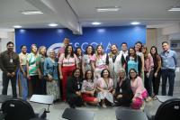 Imagem mostra juízes e servidores do TRT-16 posicionadas em pé no auditório da Ejud.