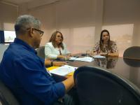Foto mostra a Diretora-Geral do TRT-16 Fernanda Marques, ao lado da engenheira Andréa Saldanha, e Levy Salgado Neto da Coordenadoria de Material e Logística.
