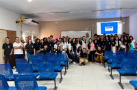Foto mostra estudantes da rede pública e autoridades na parte da fundo do auditório durante a apresentação do projeto Caminhos da Liberdade