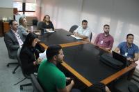 Foto mostra servidores do TRT em reunião com funcionários da Equatorial