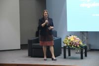 Foto mostra a professora Lis Soboll que palestrou no primeiro dia do evento. 