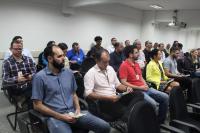 Foto mostra servidores sentados acompanhando a palestra do médico Antônio Minervino no auditório da EJUD16