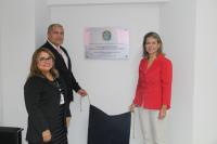 Foto mostra a presidente do TRT16 desa. Márcia Andrea Farias, a Diretora-Geral Fernanda Marques e o Sec.de Gestão de Pessoas Marcos Pires inaugurando a nova sala da SGP.