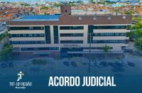 Foto da fachada do Fórum Astolfo Serra - Justiça do Trabalho. Destaque com mensagem Acordo Judicial.