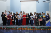 Foto mostra a presidente do TRT-16, desa. Márcia Andrea Farias no auditório Ari Rocha com inúmeros servidores, terceirizados e estagiários, após a entrega de prêmios