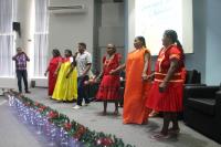 Foto mostra grupo venezuelano, com roupas coloridas se apresentando no auditório juiz Ari Rocha.