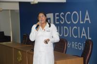 Foto mostra em destaque a palestrante Marília de Almeida Pereira. Ele está no auditório da Ejud16 