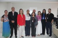 Foto mostra a presidente do TRT16 desa. Márcia Andrea Farias com servidores do SGP do TRT