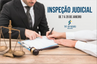 Foto onde se vê recorte de um homem claro à esquerda, usando terno escuro e apontando para anotações em um papel. À direita, veem-se braços e mãos de outro homem claro, usando camisa branca de mangas compridas e escrevendo sobre o mesmo papel. Eles estão sentados à uma mesa de madeira e, à sua frente, em primeiro plano, veem-se uma balança da Justiça e um martelo de juiz. No canto superior direito, lê-se INSPEÇÃO JUDICIAL e DE 7 A 20 DE JANEIRO. Logo abaixo do texto, vê-se a logomarca do TRT-16.
