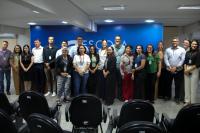 Foto mostra servidores posicionados em pé no auditório da EJUD do TRT16 durante ação alusivo a campanha Janeiro Branco