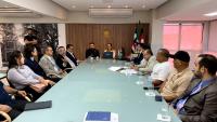 Foto de pessoas reunidas em volta de uma mesa de conciliação
