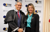 Foto mostra a presidente do TRT-16, desa. Márcia Andrea Farias ao lado do novo presidente do TRE-MA, des. Paulo Velten.