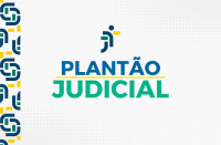 A imagem anuncia o "Plantão Judicial" com um fundo branco. As palavras "PLANTÃO JUDICIAL" estão em letras maiúsculas,negrito, nas cores azul, verde e amarelo, separadas por uma linha amarela. O logotipo  do TRT está na parte superior da imagem e formas geométricas coloridas adornam a imagem.