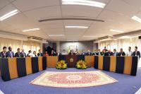 Foto mostra a mesa de honra do auditório Ernani Santos, na sede do TRE, ocupada por  autoridades, durante a posse da mesa diretora