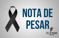 Arte com fundo cinza e o destaque na cor azul NOTA DE PESAR
