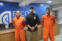 Imagens de um policial judicial e dois homens do corpo de bombeiros. Posicionados no centro do auditório da EJUD