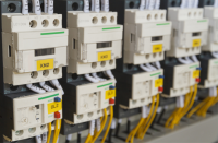 Foto de quadro de luz, mostrando disjuntores elétricos interligados.