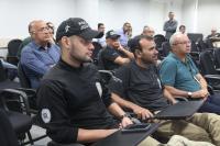 Imagens de servidores sentados no auditório da EJUD durante treinamento sobre o Curso de Brigada de Incêndio