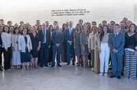 A imagem mostra dezenas de pessoas posicionadas uma ao lado da outra para um registro fotográfico. Ao centro da imagem estão o presidente do STF e CNJ ministro Luís Roberto Barroso, o vice-presidente do TST ministro Maurício Godinho Delgado e a presidente do TRT16 desa. Márcia Andrea Farias da Silva