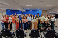 Foto mostra um grupo de pessoas formado por servidores e servidoras do TRT16. Todos estão posicionados em pé no auditório da EJUD.