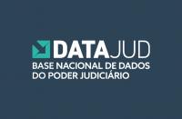 Arte com um logotipo com um fundo azul escuro. No centro, você vê a palavra DATAJUD em letras brancas e grandes. Abaixo, em letras menores, está escrito 'BASE NACIONAL DE DADOS DO PODER JUDICIÁRIO'. Ao lado da palavra 'DATAJUD', há um quadrado verde-água com uma seta branca apontando para baixo e para a direita.