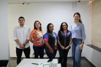 Foto mostra cinco pessoas posicionadas para a fotografia. Na imagem servidores do TRT e da Secretária Municipal de Saúde de São Luis