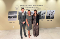 Imagem mostra o chefe da Divisão de Coordenação Judiciária, Recursos e Precedentes, Raimundo Nonato Gualberto Júnior, adesembargadora presidente Márcia Andrea Farias da Silva e a chefe do Setor de Recurso de Revista, servidora Fernanda Mesquita da Silva