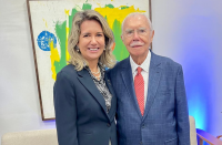 Foto mostra a presidente do TRT-16, desembargadora Márcia Andrea Farias da Silva ao lado do ex-presidente José Sarney, durante homenagem na FIEMA