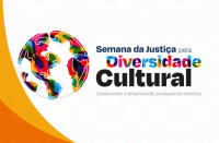 Imagem de fundo branco, tendo à direita texto preto e colorido. À esquerda, elemento orgânico nas cores laranja e amarelo. Entre o elemento e o texto, vê-se um globo terrestre estilizado multicolorido.