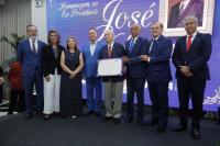 Foto da presidente do TRT-16, desa. Márcia Andrea Farias da Silva ao lado do presidente José Sarney e autoridades do executivo e dirigentes da FIEMA