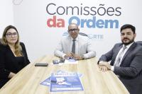 Foto mostra o secretário-geral da Presidência, George Adriano de Oliveira Costa, acompanhado da assessora administrativa da Diretoria-Geral, Lêda Raquel Araújo ao lado do presidente da Comissão de Direito Trabalhista da OAB/MA, Luiz Carlos Frazão. Eles estão sentados e tratando sobre o programa Quita Facil